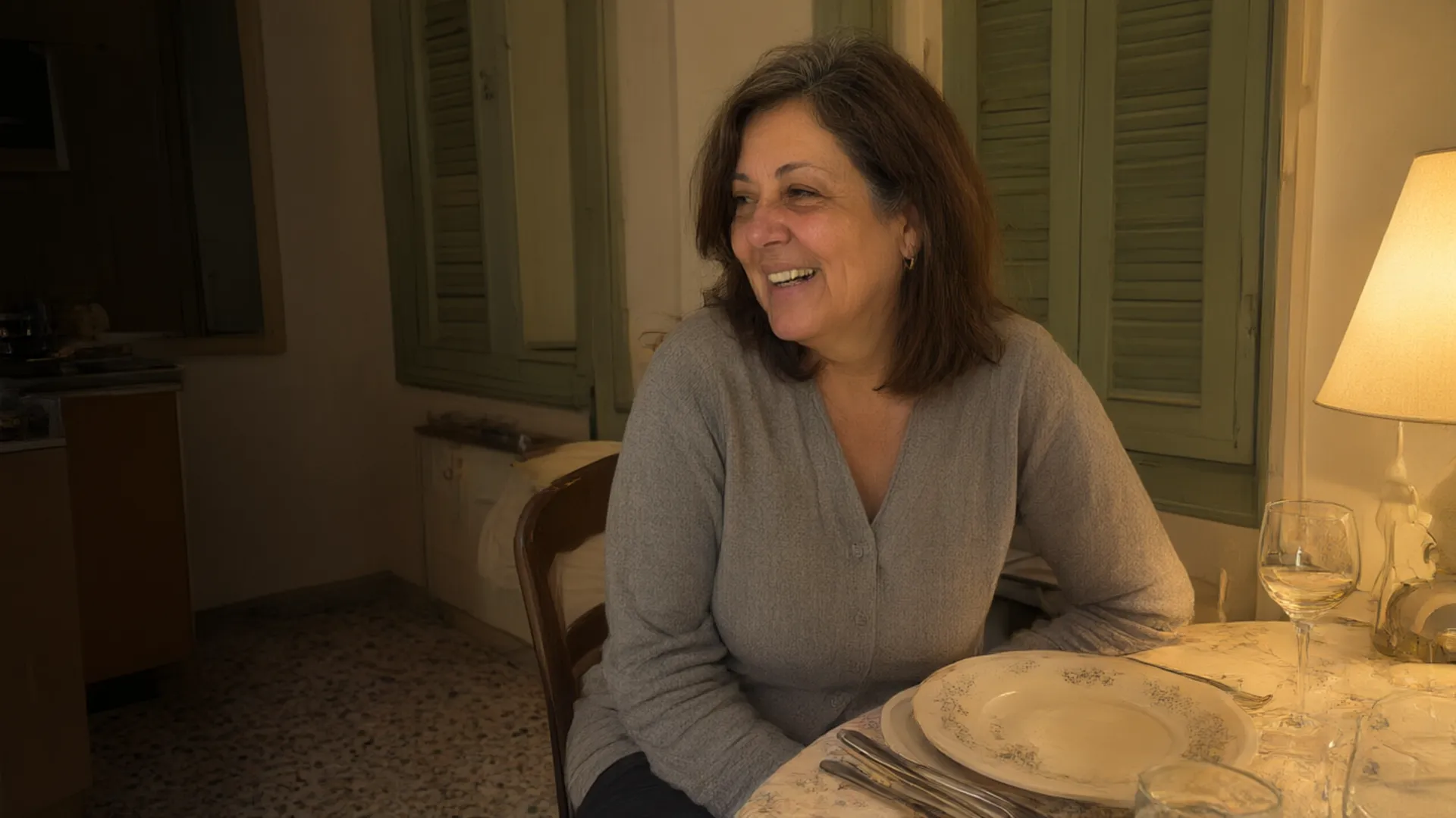Patrizia a cena col cardigan grigio intatto